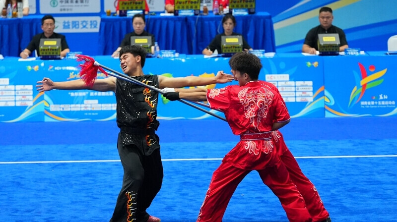 三人对练竞风采 武术少年展英姿