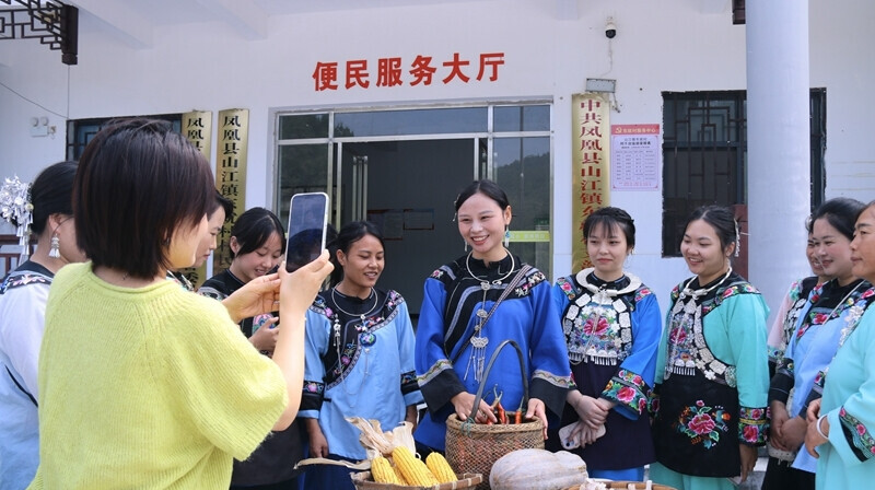 苗家青年学直播 手机成了新农具