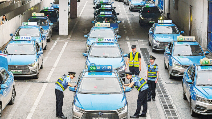 长沙交通执法护航群众出行
