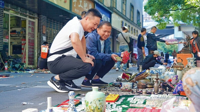 秋日古玩集市“淘宝”忙