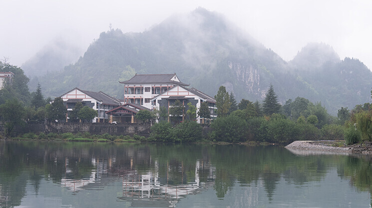 烟雨边城入画来