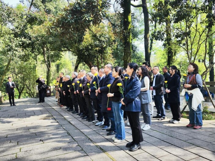 青山埋忠骨 鲜花祭英魂
