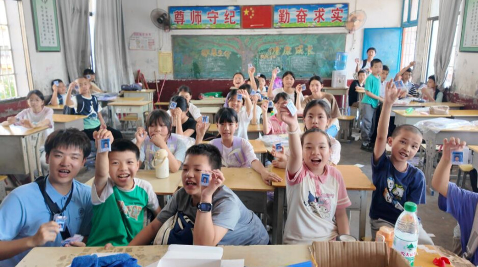 一张证件照、一堂本草课、一顿暖心饭！这些大学生的“三下乡”满是治愈与温暖